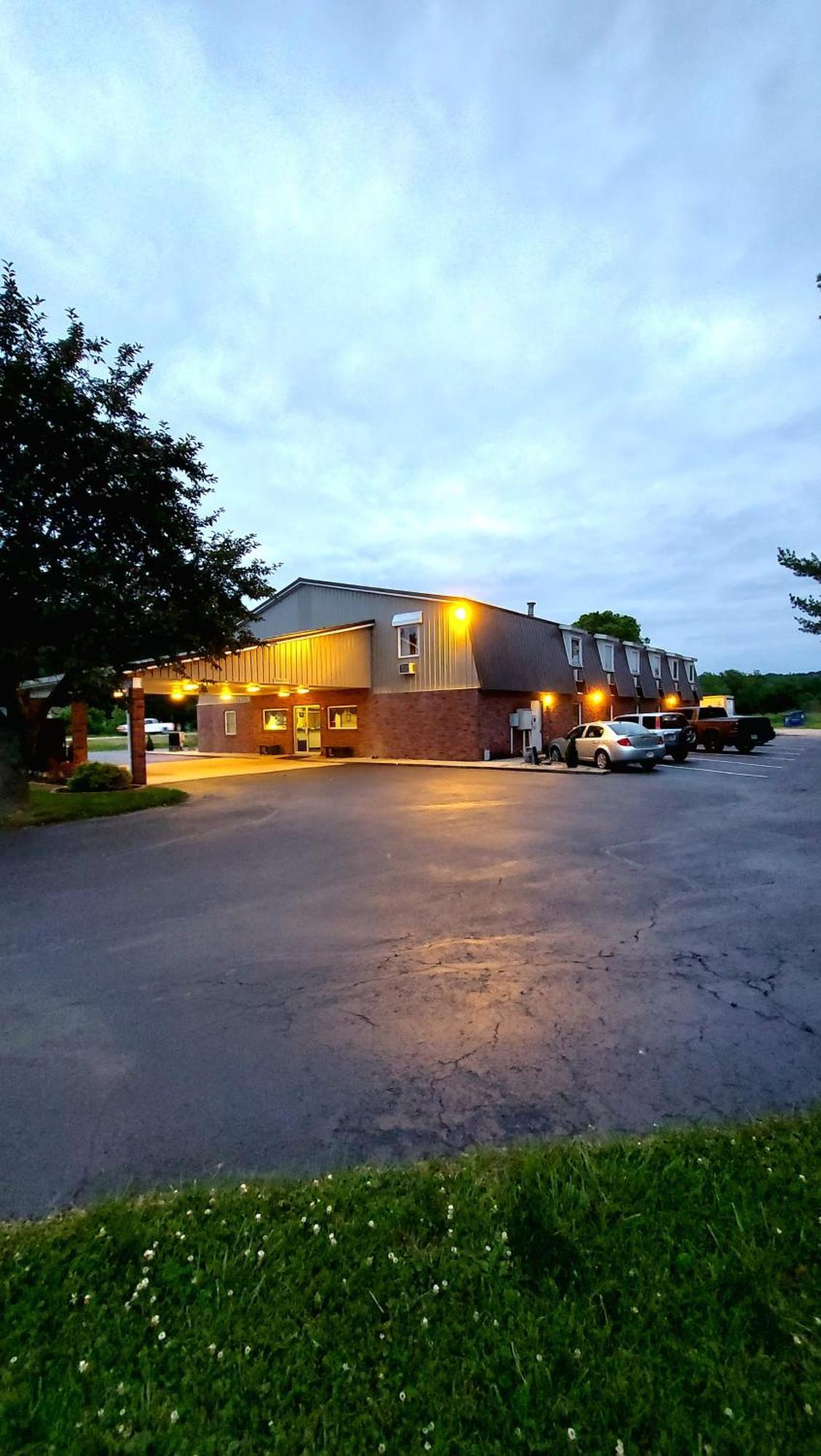 Patriot Inn Spencer Exterior photo